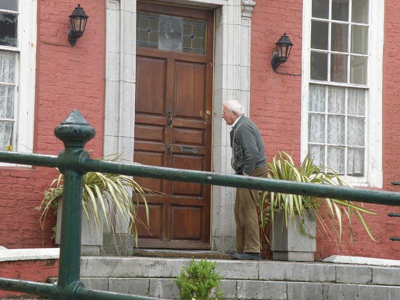 20100722k Irishman rings the bell at Holland House.JPG